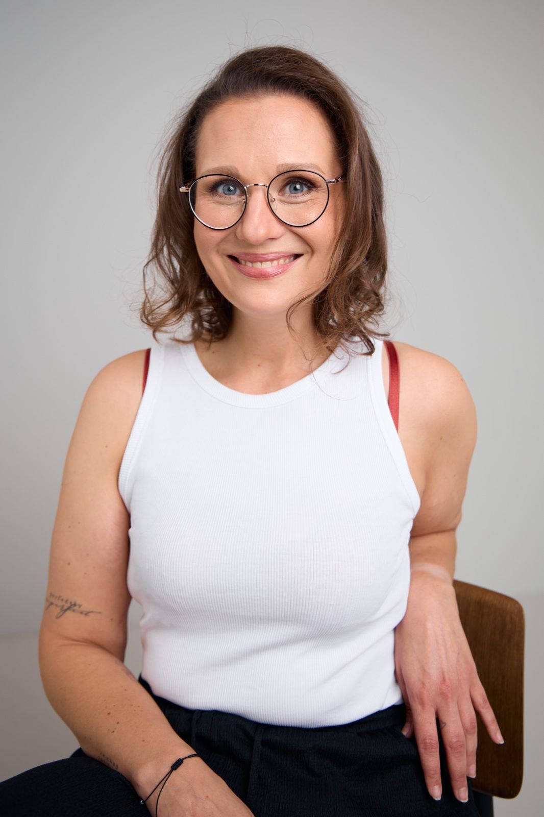 Johanna Schneider in weißem Top, lächelnd